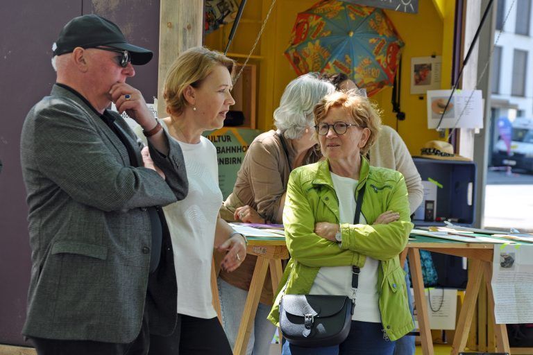 Auch Vertreter der Stadt Dornbirn schauten am Bahnhof vorbei: Kulturamtsleiter Roland Jörg, Bürgermeisterin Andrea Kaufmann und Stadträtin Marie Louise Hinterauer. - Auftakt "Kultur am Bahnhof"