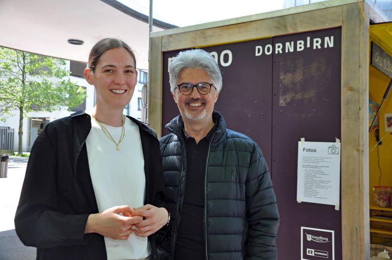 Auch Jugendkoordinator Elmar Luger – im Bild mit Andrea Gollob vom aha – machte sich vor Ort ein Bild von der neuen Reihe „Kultur am Bahnhof“. - Auftakt "Kultur am Bahnhof"