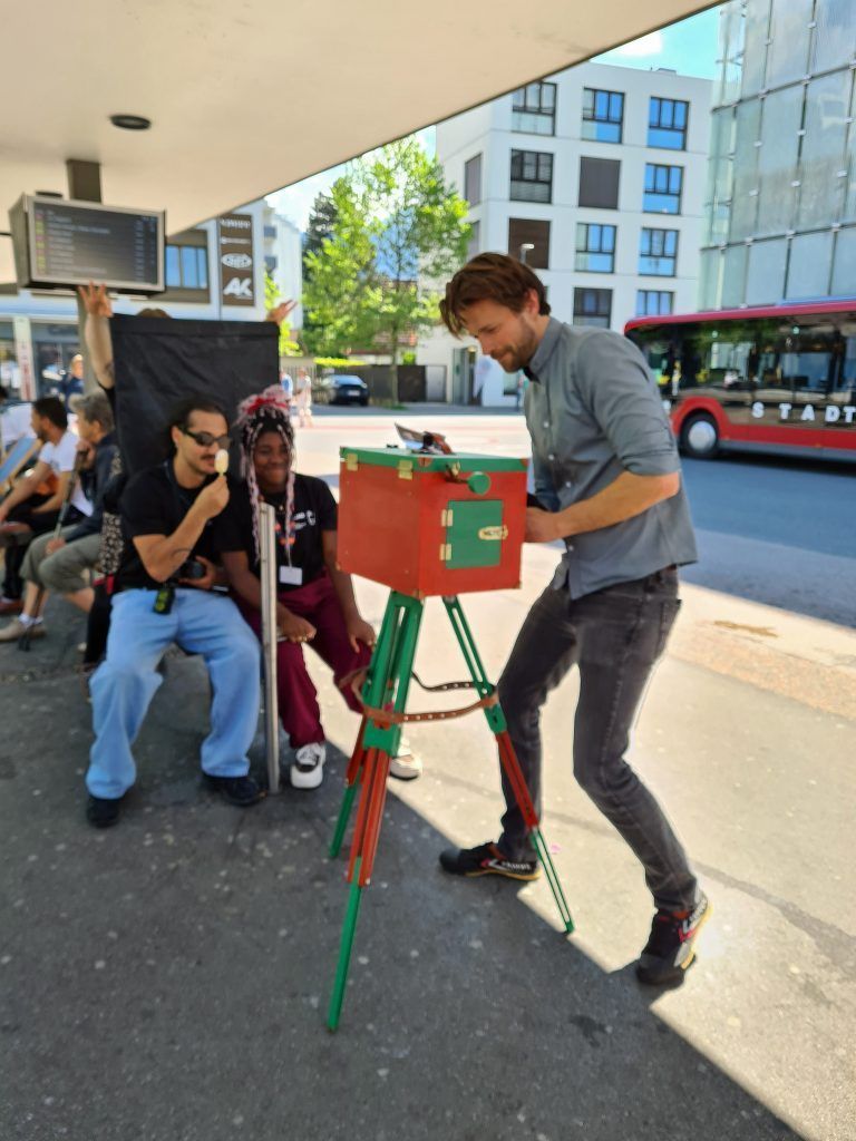 Fotokünstler Lukas Birk stellte seine „Instant Box Camera“ auf und lichtete Interessierte ab wie „anno dazumal“. - Auftakt "Kultur am Bahnhof"