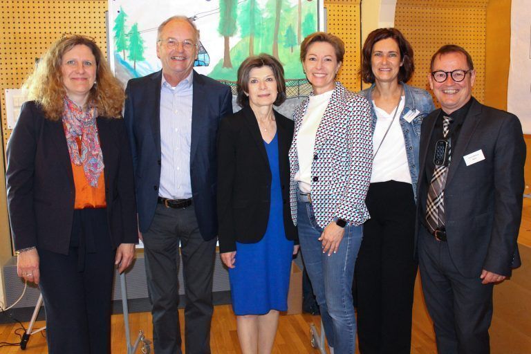 Indra Schindler, Johannes Mathis, Monika Steurer, Martina Rüscher, Andrea Jonach und Ulrich Möbius bei der Direktorenkonferenz. (Quelle: LZH) - Austausch in Gehörlosenpädagogik - Austausch in Gehörlosenpädagogik