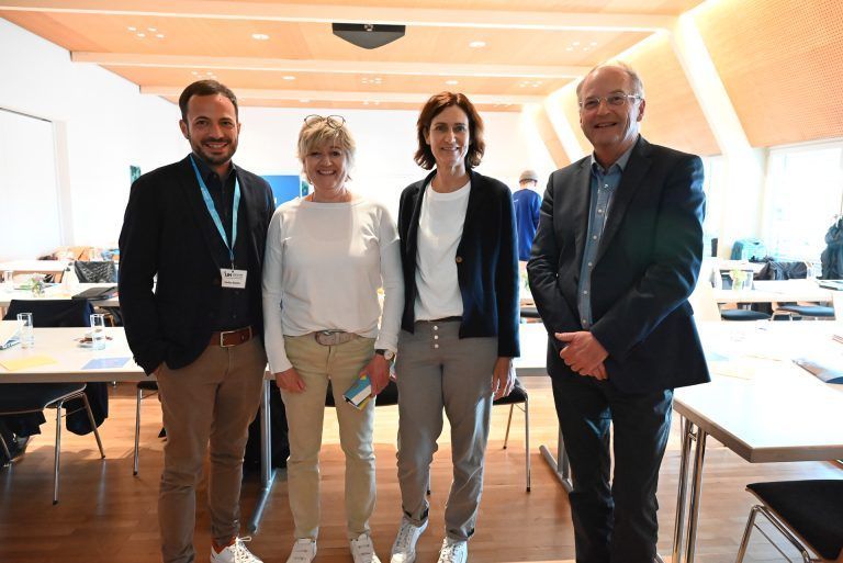 Stefan Mathis (Hörtechnik), Evi Linder, Andrea Jonach und GF Johannes Mathis vom LZH freuten sich, Gastgeber der Direktorenkonferenz sein zu dürfen. - Austausch in Gehörlosenpädagogik - Austausch in Gehörlosenpädagogik