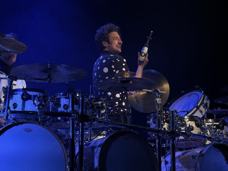 Die beiden französischen Musiker bespielten ihre Drums auch mit ganz herkömmlichen Alltagsgegenständen. - Drum-Spektakel im Freudenhaus - Drum-Spektakel im Freudenhaus