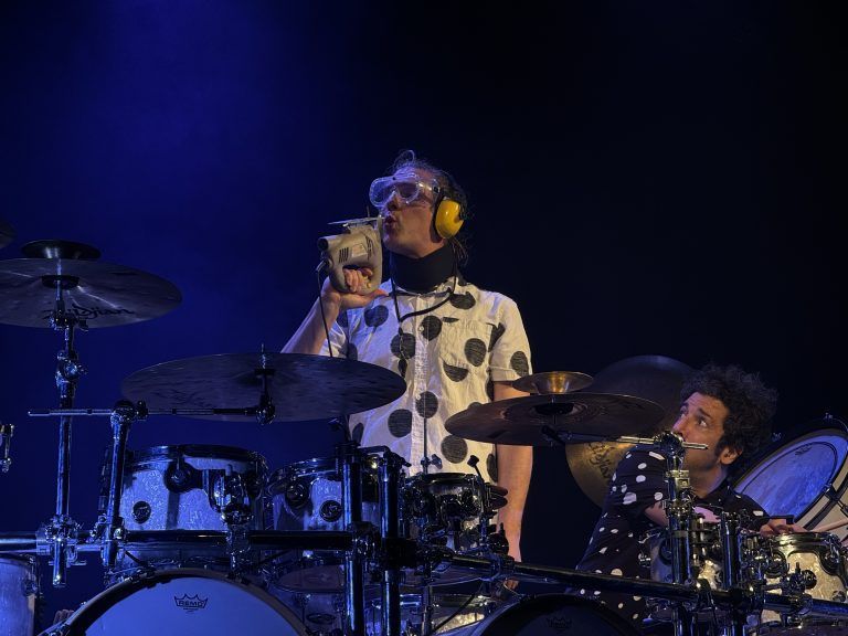 Die beiden französischen Musiker bespielten ihre Drums auch mit ganz herkömmlichen Alltagsgegenständen. - Drum-Spektakel im Freudenhaus - Drum-Spektakel im Freudenhaus