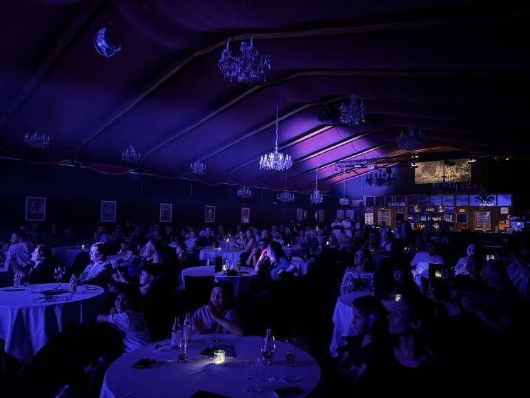 Gespannt verfolgten die Gäste diese beeindruckende Show. - Drum-Spektakel im Freudenhaus - Drum-Spektakel im Freudenhaus