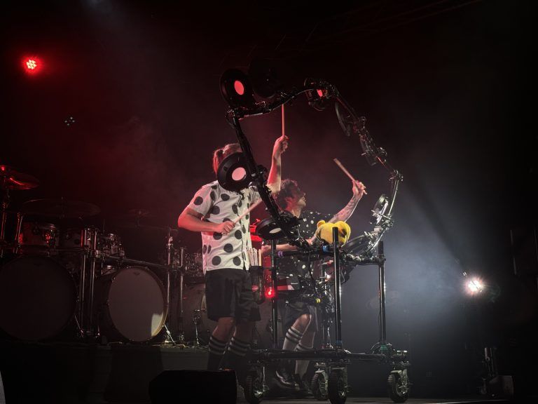 Die beiden Musiker lieferten sich ein Battle an Medleys bekannter Rock- und Pop-Lieder. - Drum-Spektakel im Freudenhaus - Drum-Spektakel im Freudenhaus