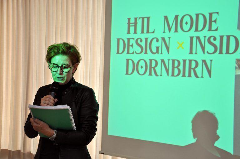 Heidi Mark von inside Dornbirn erklärte, wie das Projekt zustande gekommen ist. - HTL Modedesign x inside Dornbirn