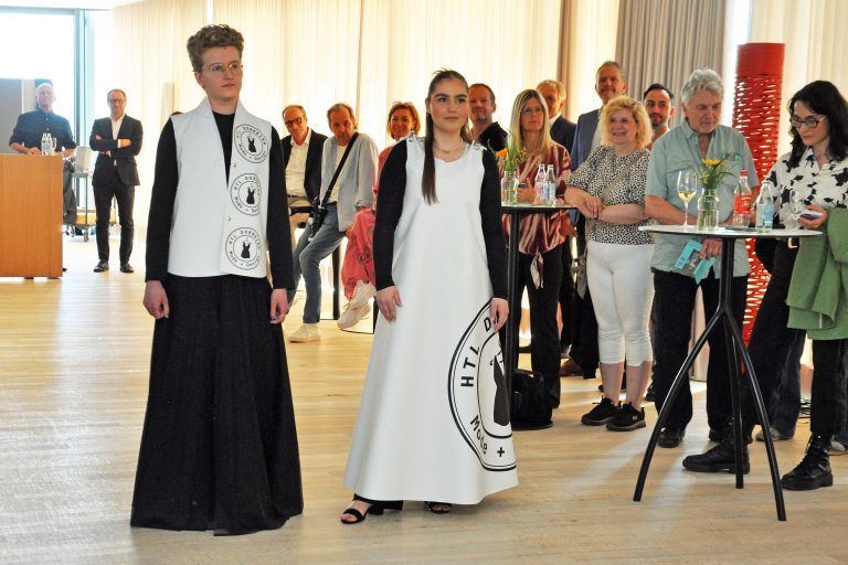 Kleidungsstücke als Werbeträger lautete das Thema dieser Modelle, die im Rahmen einer Diplomarbeit entworfen wurden. - HTL Modedesign x inside Dornbirn