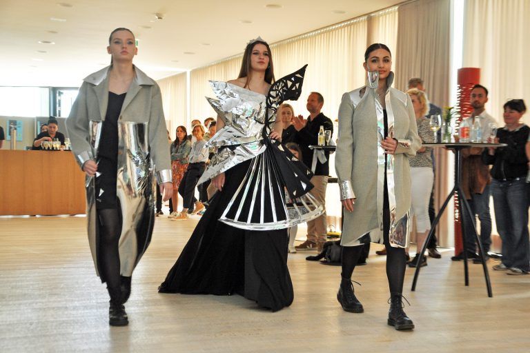 Bei den Entwürfen wurde mit innovativen Materialen und Techniken gearbeitet. - HTL Modedesign x inside Dornbirn