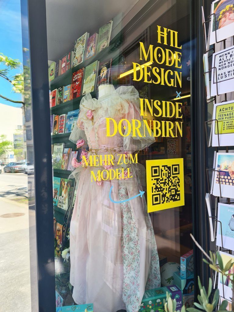 Die ausgestellten Modelle wurden passend zum jeweiligen Geschäft ausgesucht. - HTL Modedesign x inside Dornbirn