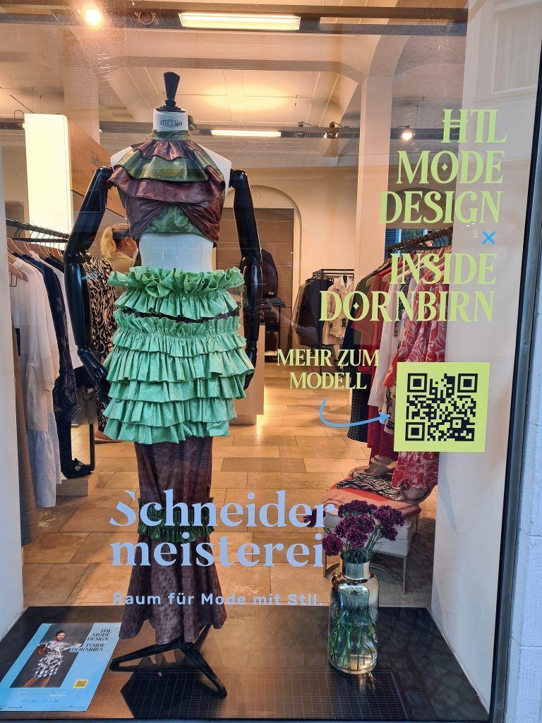 Über einen QR-Code an jedem Schaufenster erhalten die Besucher weitere Informationen zu den kreativen Köpfen hinter dem Modestücken, sowie Einblicke in den Designprozess. - HTL Modedesign x inside Dornbirn