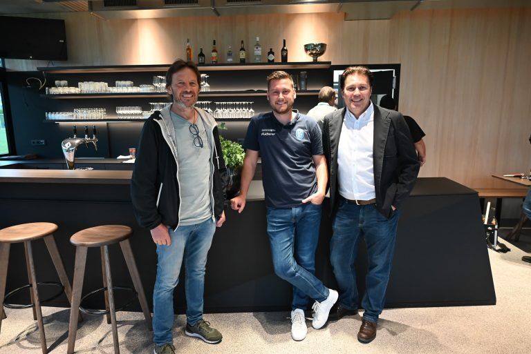 Julian Regittnig (mitte) führte durch den neuen Campus und zeigte Oscar Hartmann (Sportabteilung Lustenau) und FPÖ-Gemeinderat Martin Fitz (rechts) das neue Restaurant im Gebäude. - Sportgebäude Wiesenrain eröffnet - Sportgebäude Wiesenrain eröffnet
