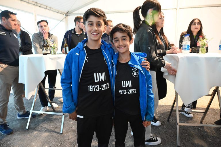Amad und Fahad, die Neffen von Omer Rehman, zeigten stolz ihre T-Shirts in Gedenken an ihren Onkel. - Sportgebäude Wiesenrain eröffnet - Sportgebäude Wiesenrain eröffnet