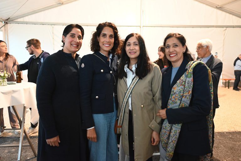 Auch die Schwestern von Omer waren gekommen: Amina, Samina, Smera und Bushra (v.l.n.r.). - Sportgebäude Wiesenrain eröffnet - Sportgebäude Wiesenrain eröffnet
