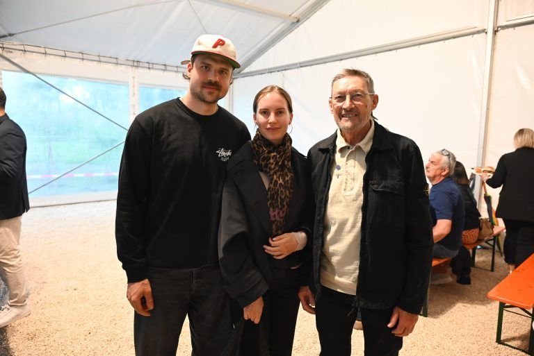 Unter den Gästen war auch Manfred Fulterer (rechts) mit Paula Fulterer und Dominic Haberl. - Sportgebäude Wiesenrain eröffnet - Sportgebäude Wiesenrain eröffnet