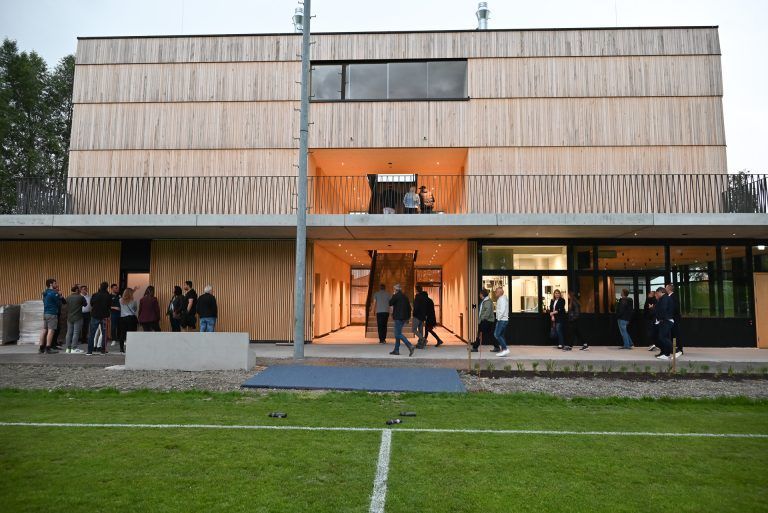 Das Gebäude bietet nun allen Spielern und dem Verein einen professionellen Platz. - Sportgebäude Wiesenrain eröffnet - Sportgebäude Wiesenrain eröffnet