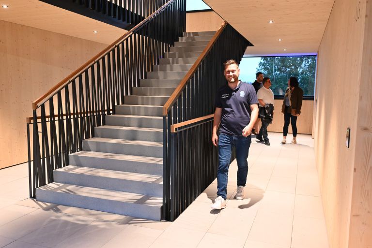 Auf zwei Stockwerken finden Spieler, Schiedsrichter und Trainer Platz. - Sportgebäude Wiesenrain eröffnet - Sportgebäude Wiesenrain eröffnet