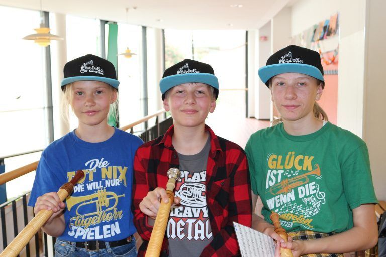 Mona, Hannes und Anika sind talentierte AlphornbläserInnen - Es lebe die Blasmusik - Es lebe die Blasmusik
