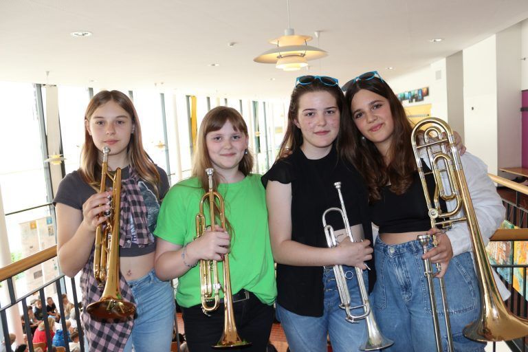 Jana, Emma, Isabella und Lara waren vor dem Auftritt ein bisschen aufgeregt - Es lebe die Blasmusik - Es lebe die Blasmusik