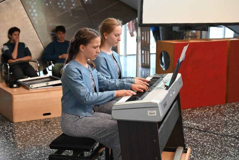 Celine und Leonie Peterlunger untermalten den Abend musikalisch. - In Arbeitswelt hineinschnuppern - In Arbeitswelt hineinschnuppern