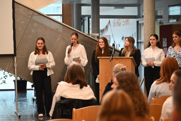 Stolz berichteten die Schüler von ihren Erfahrungen im Krankenhaus Dornbirn. - In Arbeitswelt hineinschnuppern - In Arbeitswelt hineinschnuppern