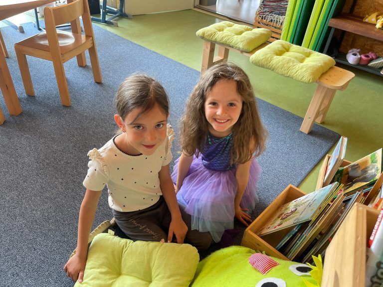 Bald Schulkinder: Victoria und Luisa erkundeten ihre Schule und freuen sich auf den Start im Herbst. - Kindergärtler erkunden ihre Schule - Kindergärtler erkunden ihre Schule