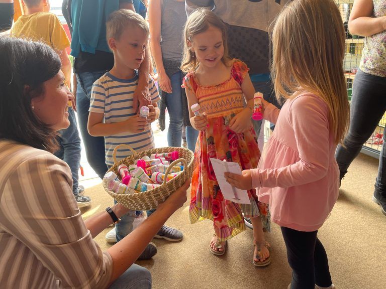 Auch Elternvereinsobfrau Ervana Tutic hat ein kleines Geschenk für die neuen Erstklässler mitgebracht. - Kindergärtler erkunden ihre Schule - Kindergärtler erkunden ihre Schule