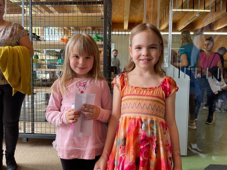 Avelina und Hailey sind stolz bald in die Schule gehen zu dürfen. - Kindergärtler erkunden ihre Schule - Kindergärtler erkunden ihre Schule