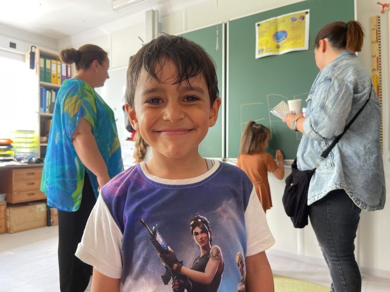 Furkan freut sich auf den Schulbeginn. - Kindergärtler erkunden ihre Schule - Kindergärtler erkunden ihre Schule