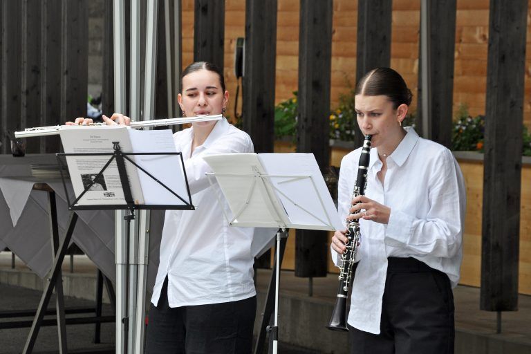 Die Feier wurde von zwei Schülerinnen der Dornbirner Musikschule musikalisch umrahmt. - Eröffnung Apartments Camping Dornbirn