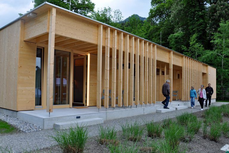 Im Anschluss an die offizielle Eröffnung konnten sich die Gäste die neuen Apartments anschauen. - Eröffnung Apartments Camping Dornbirn
