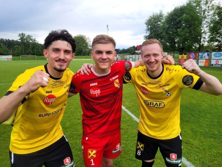 Tormann Ian Martin Gorbach mit den erfolgreichen Hörbranzer Torschützen Bahadir Mehmet Gündogdu und Philipp Glanzner. - Bilder vom Leiblachtalderby RUPP FOOD Austria FC Hörbranz gegen den SV typico Lochau - Bilder vom Leiblachtalderby RUPP FOOD Austria FC Hörbranz gegen den SV typico Lochau