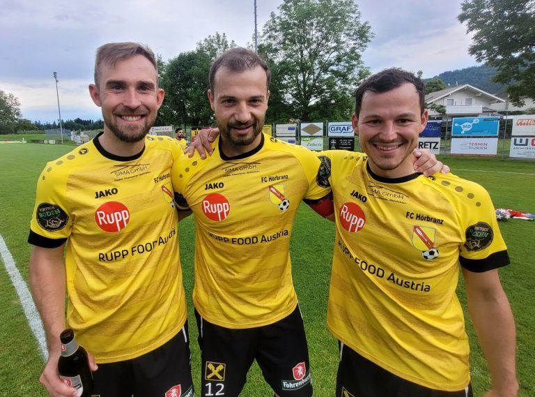 Simon Schmid, Kapitän Stefan Kolhaupt und Manuel Sandrisser vom RUPP FOOD Austria FC Hörbranz. - Bilder vom Leiblachtalderby RUPP FOOD Austria FC Hörbranz gegen den SV typico Lochau - Bilder vom Leiblachtalderby RUPP FOOD Austria FC Hörbranz gegen den SV typico Lochau
