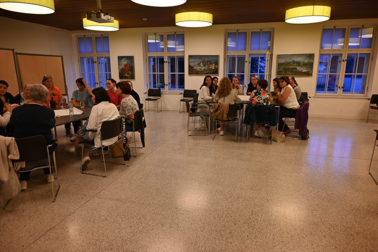 An sechs Tischen konnten die Frauen ihre Anliegen anbringen und miteinander diskutieren. - Politik will Frauen zu Wort kommen lassen - Politik will Frauen zu Wort kommen lassen
