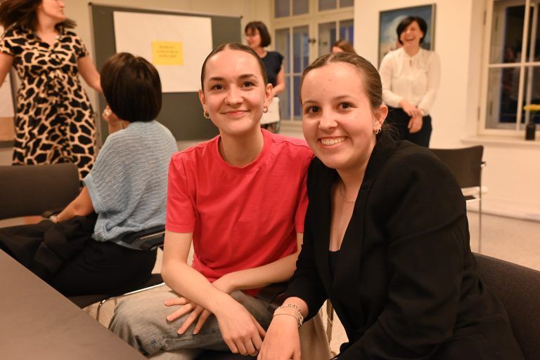 Valentina und Sophie brachten ihre Anliegen aus der Sicht der Jugendlichen mit. - Politik will Frauen zu Wort kommen lassen - Politik will Frauen zu Wort kommen lassen