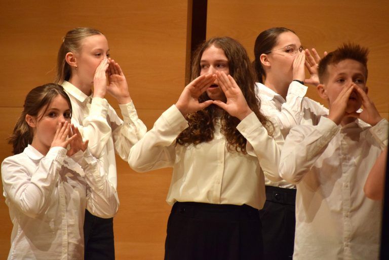 Mit Elan und feinem Chorklang sorgten die jüngsten Sängerinnen und Sänger für frischen Wind. - Konzert Wälder Chorgemeinschaft Egg