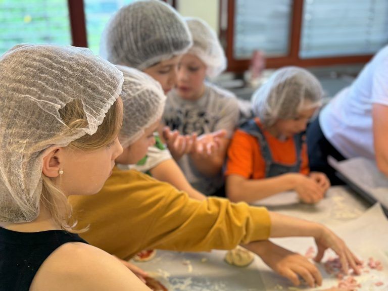 Die Kinder waren mit Begeisterung bei der Sache. - Ein Fest der Farben, Freude und Gemeinschaft - Hatler Pfingstfeuer