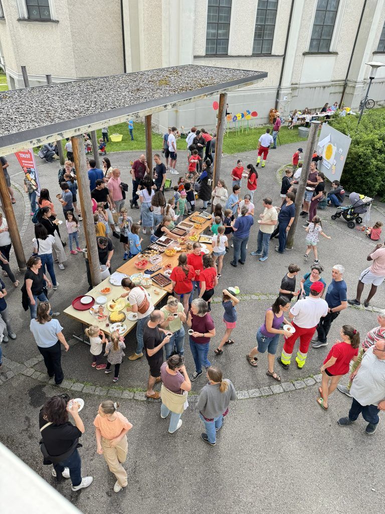 Rund ums Hatler Pfarrheim herrschte den ganzen Tag über reges Treiben, einem Ameisenhaufen gleich. - Ein Fest der Farben, Freude und Gemeinschaft - Hatler Pfingstfeuer