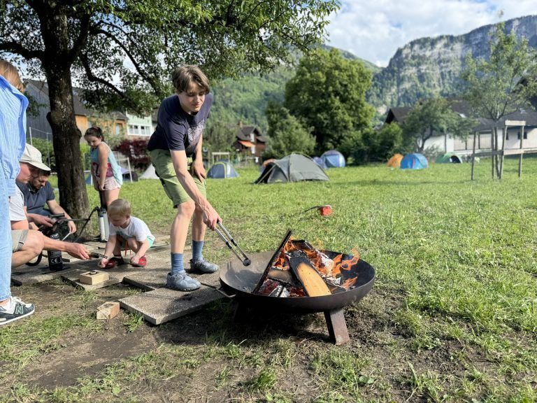 Das Pfingstfeuer ist jährlich ein Highlight für die Familien und Kinder in der Pfarre. - Ein Fest der Farben, Freude und Gemeinschaft - Hatler Pfingstfeuer