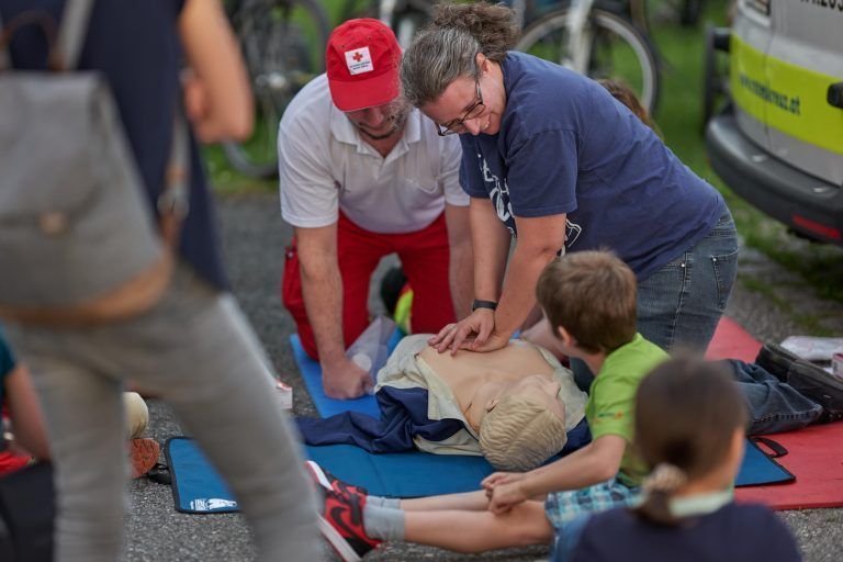 Der Erste Hilfe Kurs war den ganzen Tag über gut besucht. - Ein Fest der Farben, Freude und Gemeinschaft - Hatler Pfingstfeuer