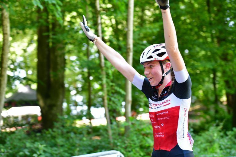 Auch Lisa Feurstein (i.B.) und Bruder Kilian werden beim Groß-Event nicht fehlen. - Der Countdown für das Zanzenberg Mountainbike-Rennen läuft - RV Zanzenberg Rennen 2024