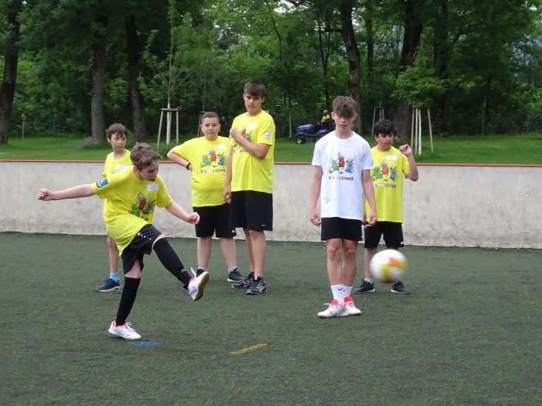 Bevor es ans Turnier ging, wärmten sich die Spieler ordentlich auf. - Wichtiges Zeichen für Inklusion und Sportbegeisterung - School Games 24