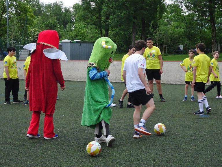 Die Maskottchen Flippy und Flappy sorgten für gute Stimmung. - Wichtiges Zeichen für Inklusion und Sportbegeisterung - School Games 24