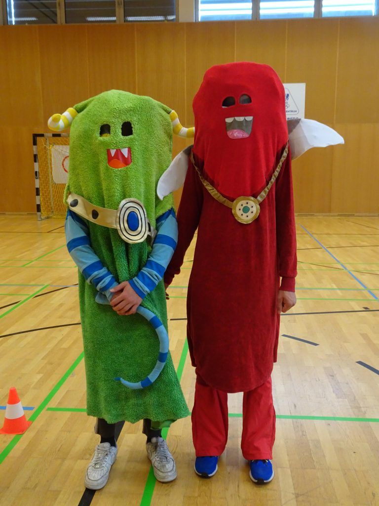 Felix und Ludwig vom Sportgymnasium Dornbirn schlüpften in die Rolle der Maskottchen. - Wichtiges Zeichen für Inklusion und Sportbegeisterung - School Games 24