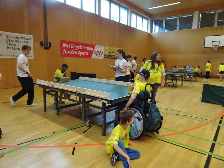 Reges Treiben am Tischtennistisch. - Wichtiges Zeichen für Inklusion und Sportbegeisterung - School Games 24
