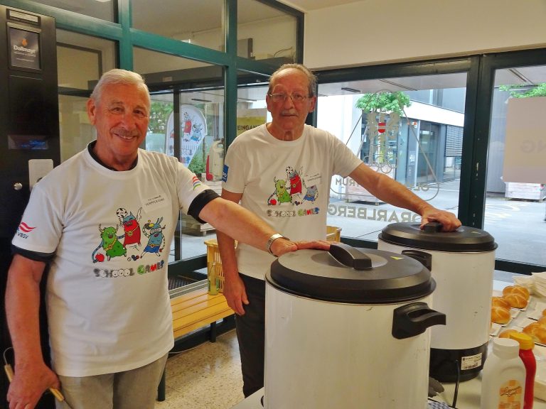 Ludwig und Walter sorgten für das kulinarische Wohl der Sportlerinnen und Sportler. - Wichtiges Zeichen für Inklusion und Sportbegeisterung - School Games 24