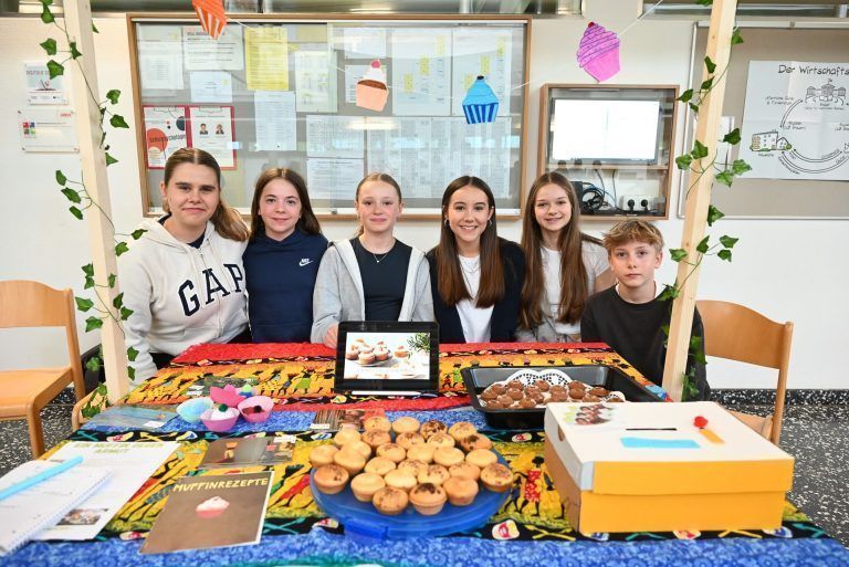 Sie backten für den guten Zweck Mit dem Erlös ihres Muffin-Verkaufs konnten sie einer Schule in Madagaskar den Schulbuch-Kauf ermöglichen. - Schüler ergreifen Initiative - Schüler ergreifen Initiative