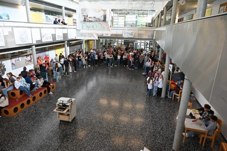 Im Schulgebäude präsentierten die Schüler an ihren Ständen ihre Projekte. - Schüler ergreifen Initiative - Schüler ergreifen Initiative