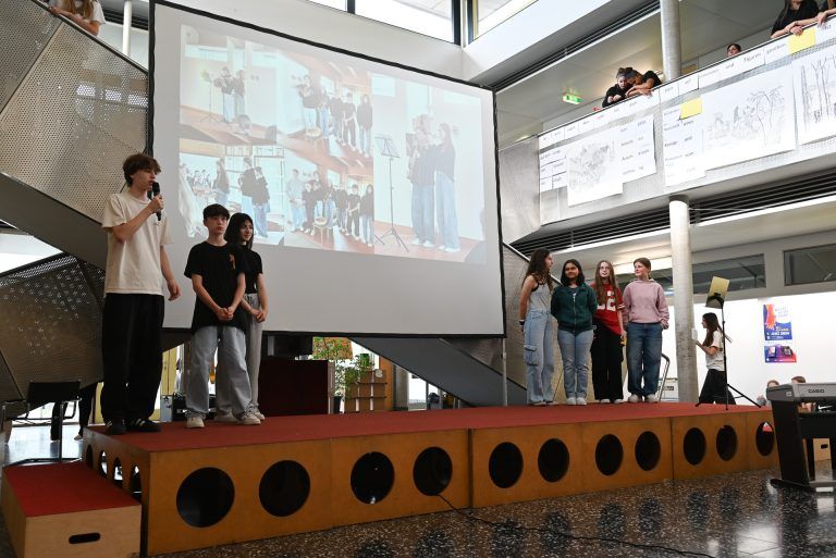Eine Gruppe musizierte und spendete ihren Erlös der Musikschule, damit diese einem Kind den Semesterbeitrag zahlen kann. - Schüler ergreifen Initiative - Schüler ergreifen Initiative