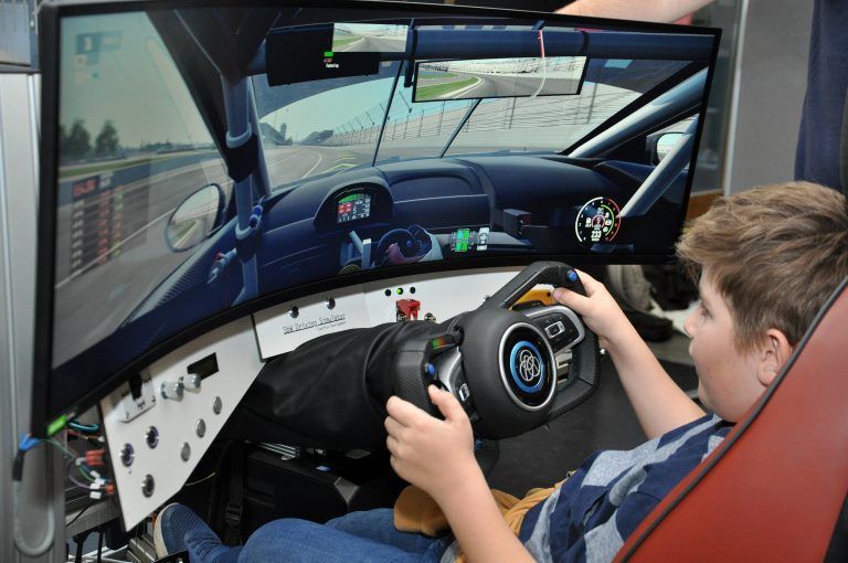Hier konnten die Besucher im Fahrzeugsimulator in die Welt von „Steer by Wire“ eintauchen. - Lange Nacht der Forschung