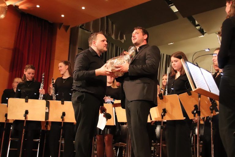 MVB Obmann Michael Lenz bedankte sich bei Kapellmeister Christian Lapitz. - Sommernachtskonzert des MVB
